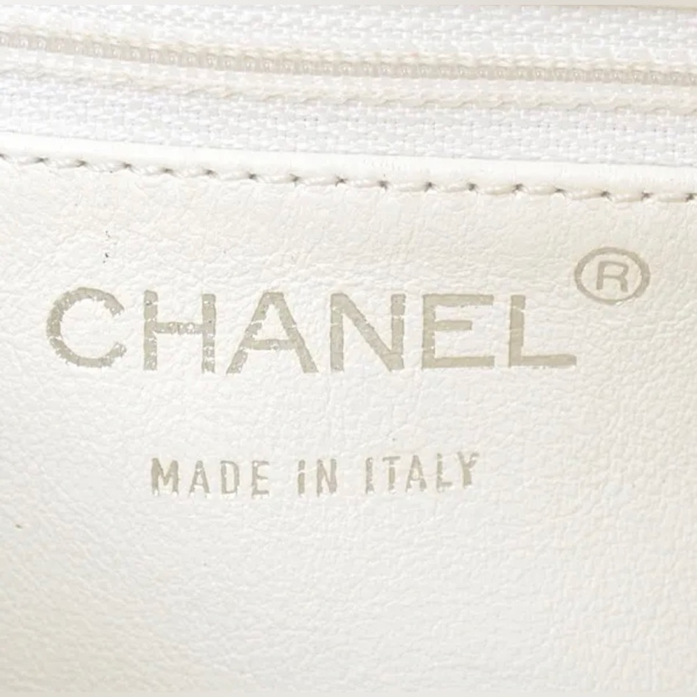 💯AUTH CHANEL RARE VINTAGE CHOCOLATE BAR WILD STITCH WHITE SHOULDER EUC 🤩 - Picture 7 of 9